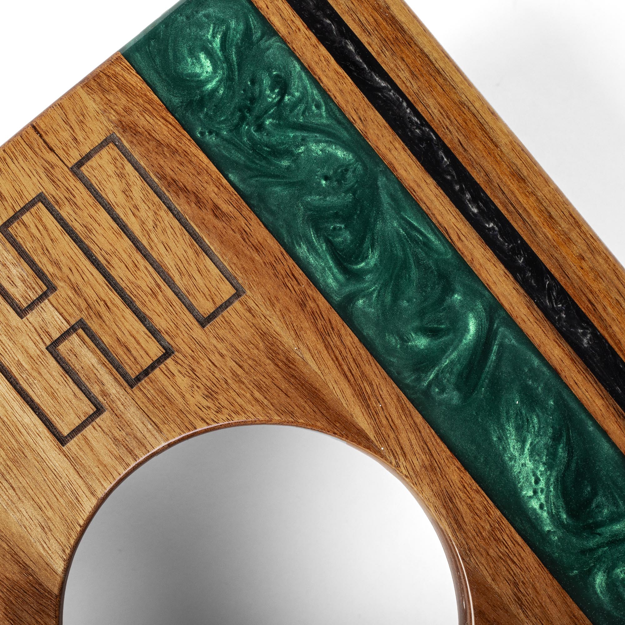 resin and 'PHI' engraving detail on a wooden 1x2 travel cornhole board
#color_philadelphia