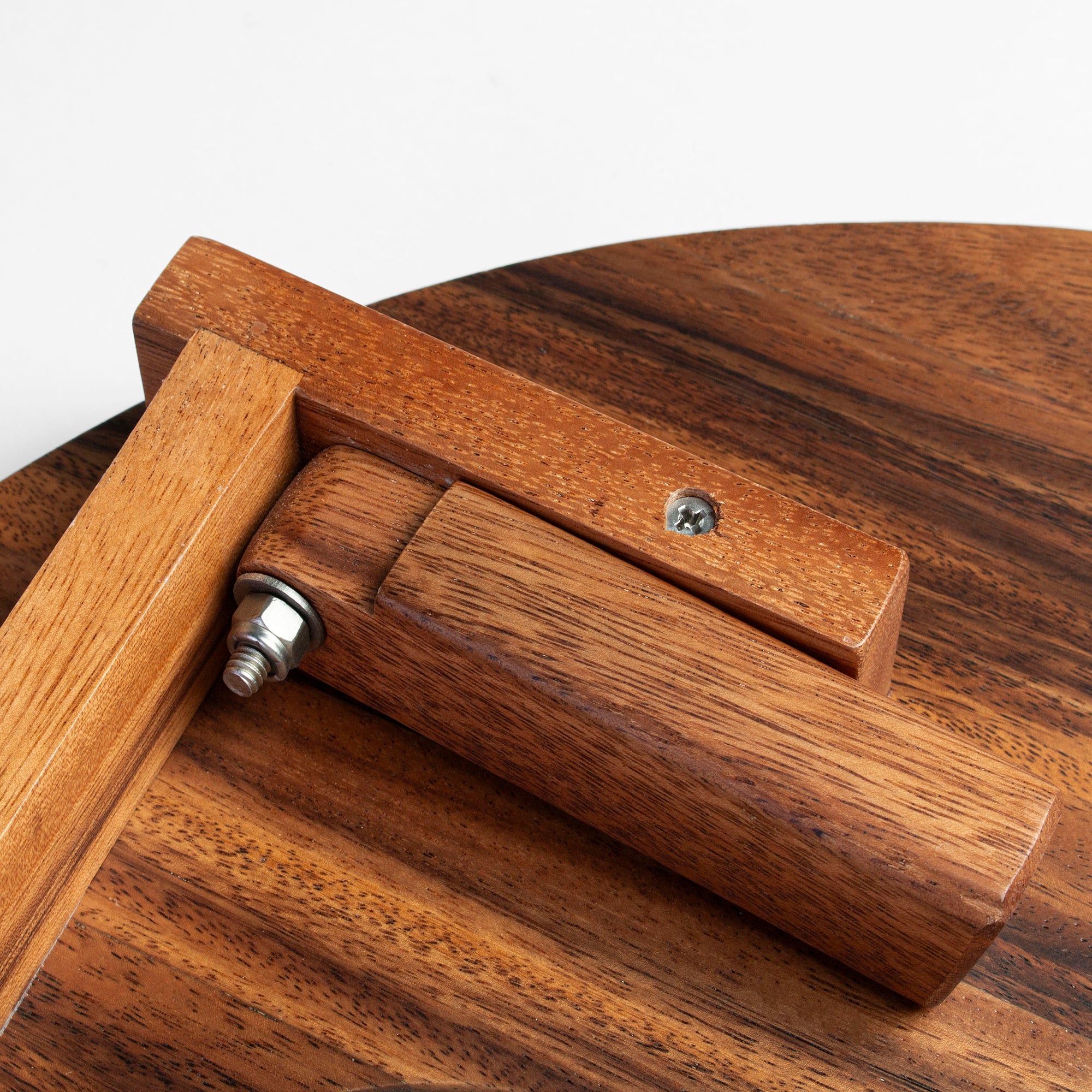 Close-up of the folding wooden leg and hardware on the Elakai Island Hole golf chipping game board