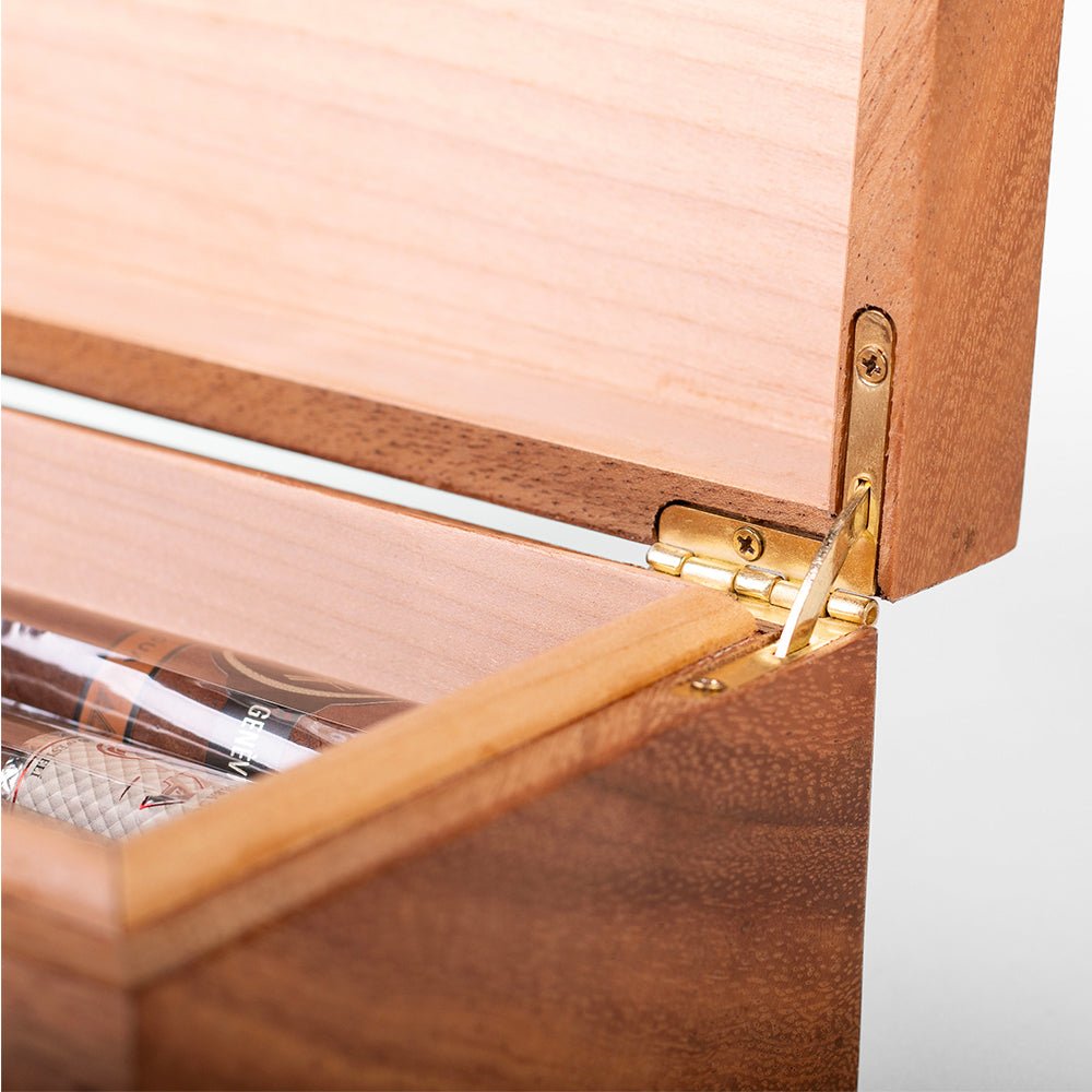Cedar-lined interior of handcrafted Elakai cigar box featuring premium hardwood craftsmanship and durable hinged lid.

#color_pittsburgh