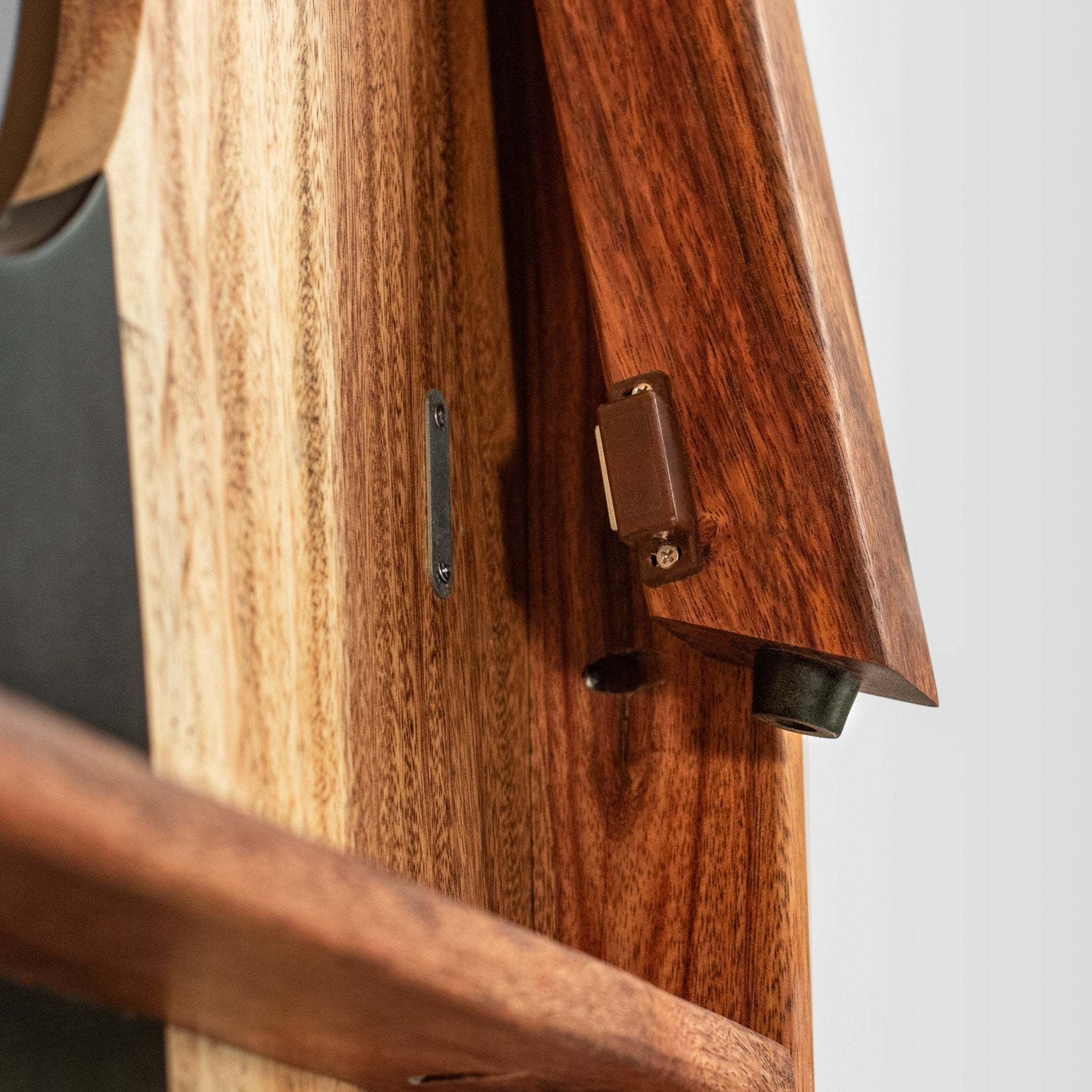 Handcrafted cornhole boards folding leg and hinge hardware close-up #color_black